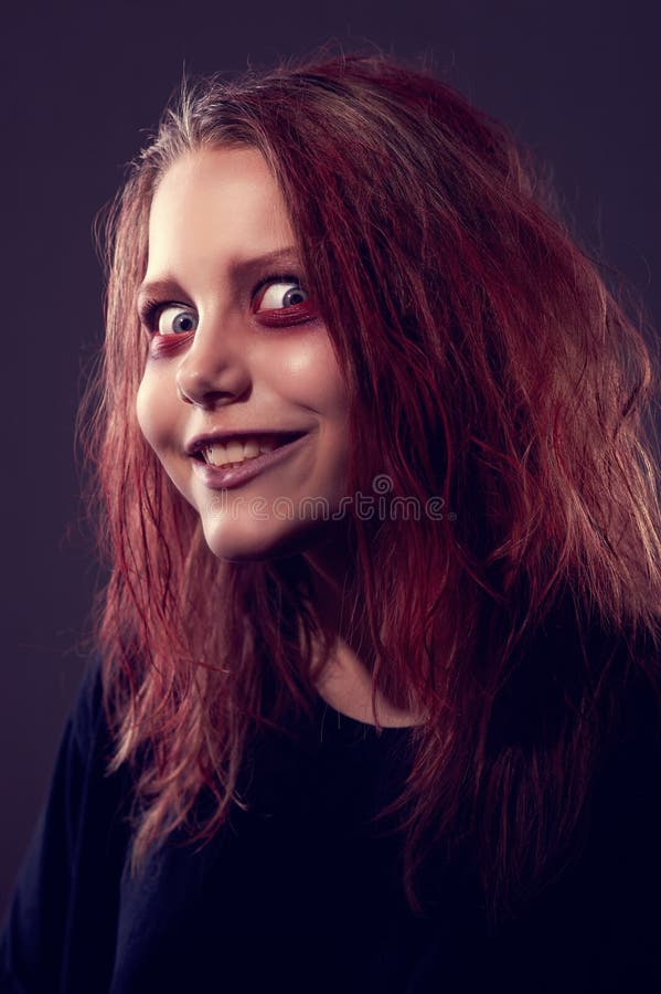 Menina Possuída Por Um Demônio Com Um Sorriso Sinistro Foto de Stock -  Imagem de sabat, pesadelo: 42629248