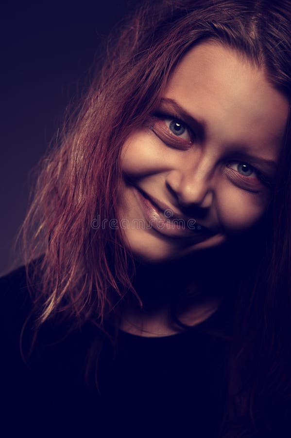 Menina Possuída Por Um Demônio Foto de Stock - Imagem de feio, demônio:  42629220