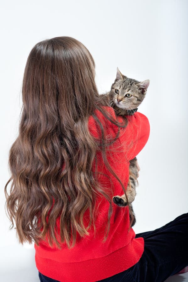 Adolescente Bonito Da Menina 10-11 Anos Que Guardam Um Gato Foto