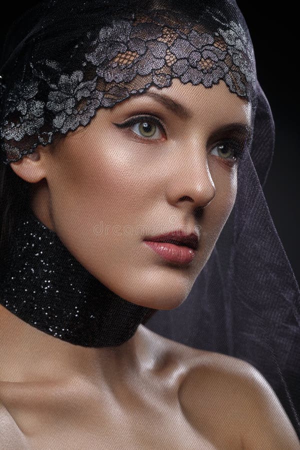 Menina preta bonita com coroa de cristal fotografia de stock royalty free
