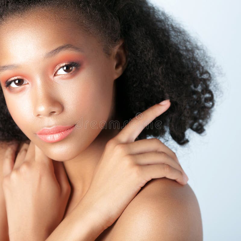 Menina preta bonita nova com pele perfeita limpa fotografia de stock
