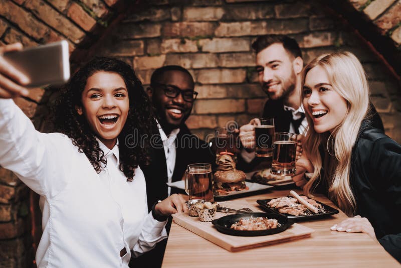 Menina preta Selfie amigos grupo Homem e mulheres felizes imagens de stock royalty free Menina preta Selfie amigos grupo Homem e mulheres felizes imagens de stock royalty free