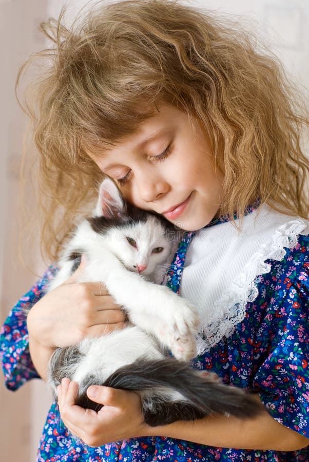 Menina a abraçar um gatinho imagens de stock royalty free