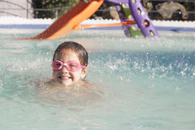 Menina que aprecia o verão na piscina imagens de stock Menina que aprecia o verão na piscina imagens de stock