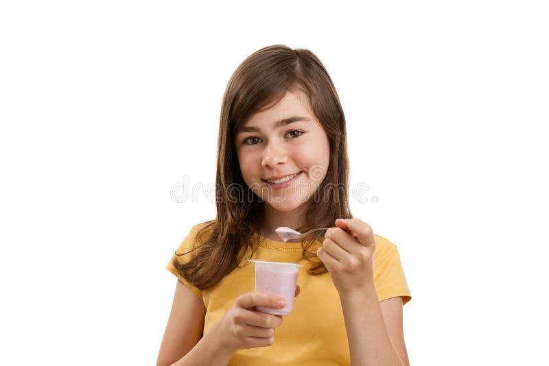 Menina que come o yogurt