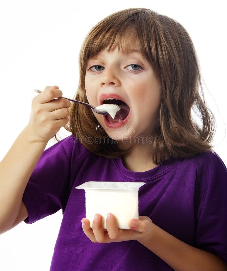 Menina que come um yogurt imagem de stock. Imagem de feliz 27908499