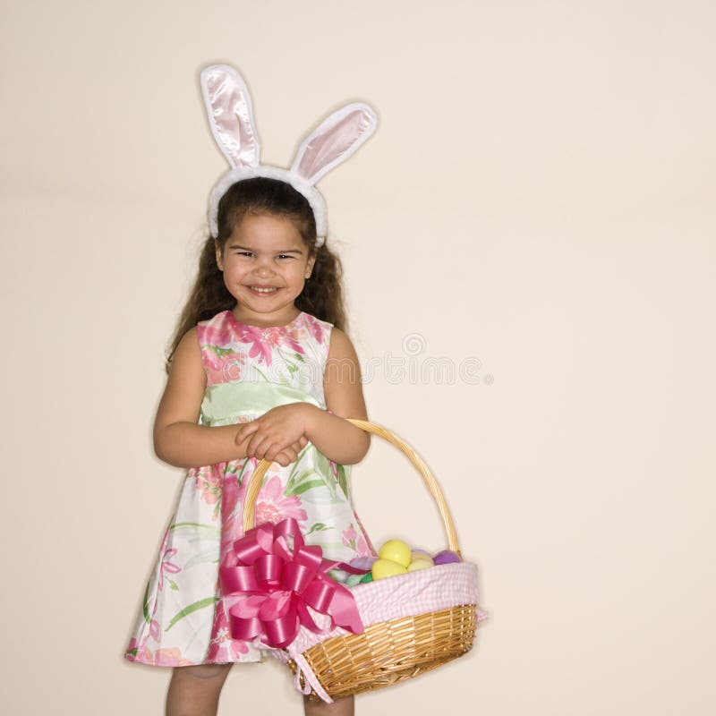 Menina que comemora Easter. imagem de stock Menina que comemora Easter. imagem de stock