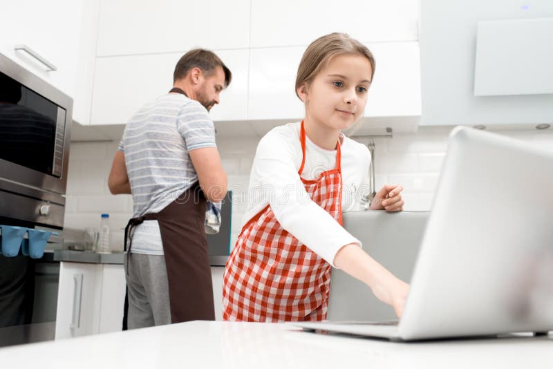 Menina que cozinha em casa fotografia de stock Menina que cozinha em casa fotografia de stock