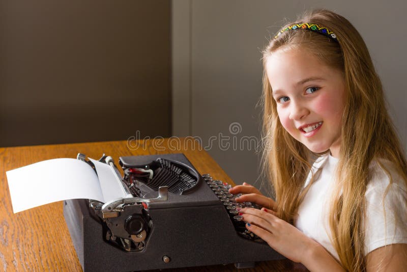 Um menino está jogando uma máquina de escrever em um fundo