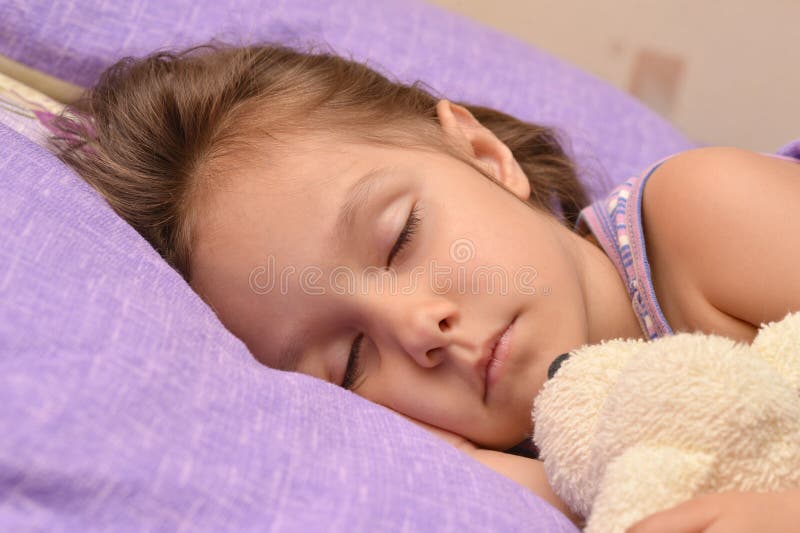 Menina que dorme com brinquedo foto de stock Menina que dorme com brinquedo foto de stock