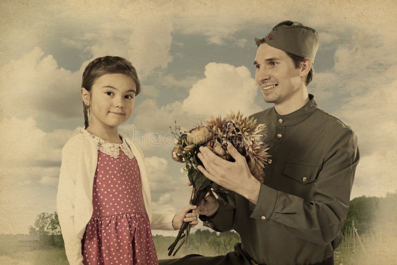 Menina que dá o grupo de flores ao soldado soviético imagens de stock Menina que dá o grupo de flores ao soldado soviético imagens de stock