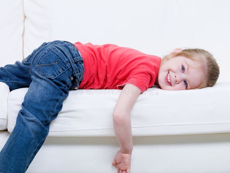A Criança Indefeso Pequena Huddled No Sofá Imagem de Stock - Imagem de  pessoa, doméstico: 31993477