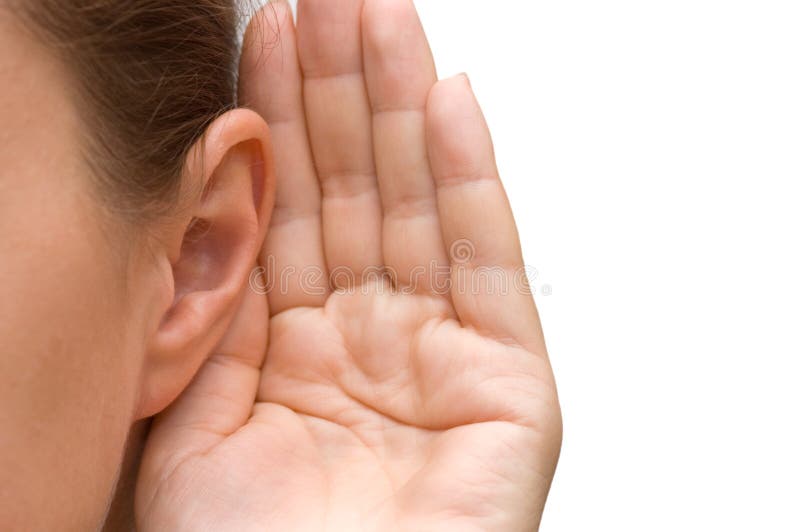 Menina que escuta com sua mão em uma orelha