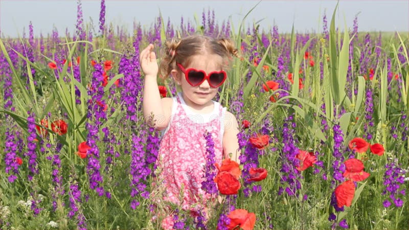 Menina que está no prado colorido