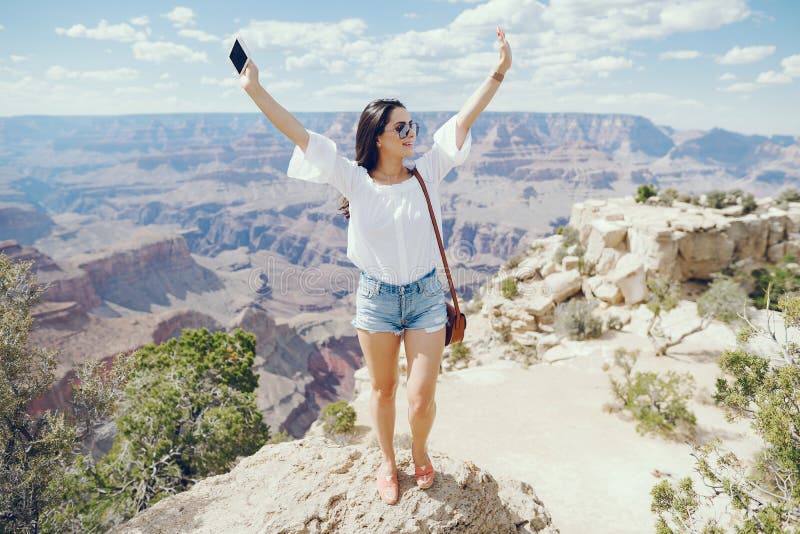 Menina que explora o Grand Canyon no Arizona fotos de stock Menina que explora o Grand Canyon no Arizona fotos de stock