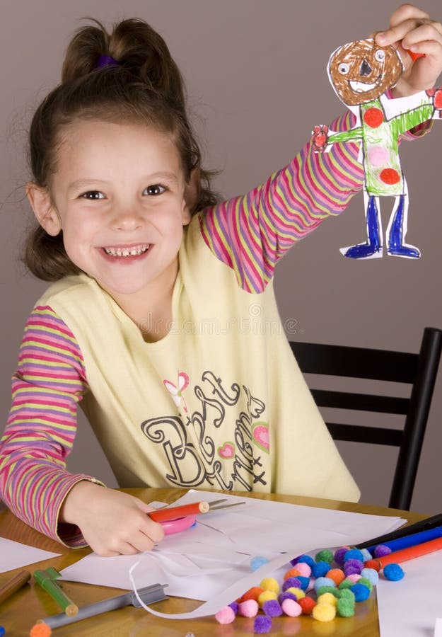 Menina a fazer trabalhos manuais imagens de stock