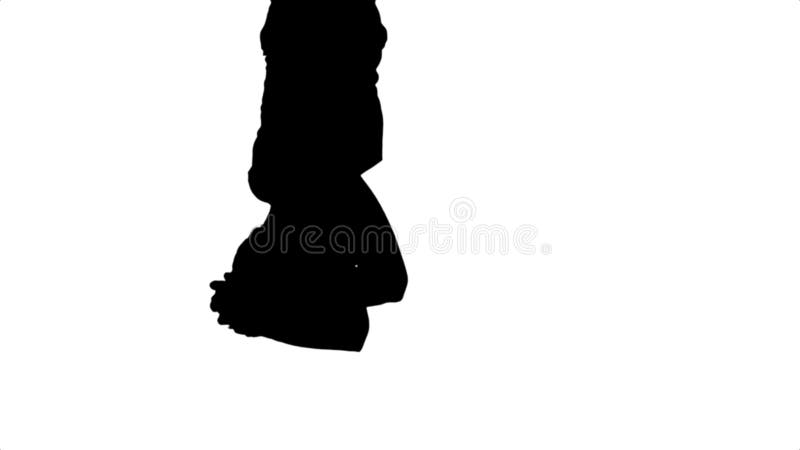 Menina que faz o shirshasana do konasana do upavishtha do asana da ioga, pose encadernada do ângulo no resíduo metálico principal fotos de stock Menina que faz o shirshasana do konasana do upavishtha do asana da ioga, pose encadernada do ângulo no resíduo metálico principal fotos de stock