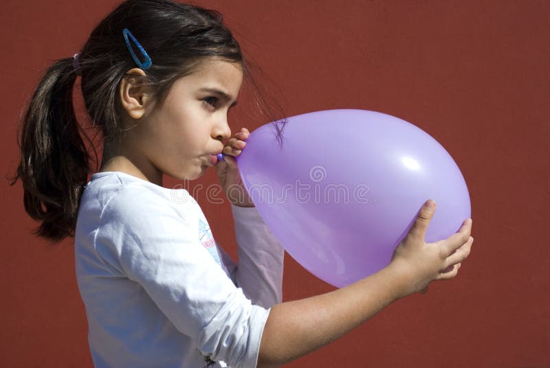 Menina que funde - acima do balão