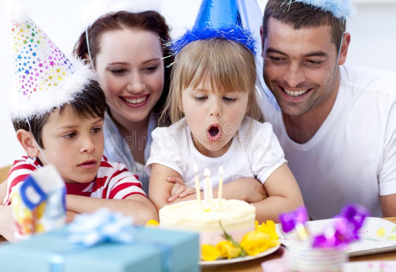Menina que funde para fora velas em seu aniversário fotos de stock Menina que funde para fora velas em seu aniversário fotos de stock