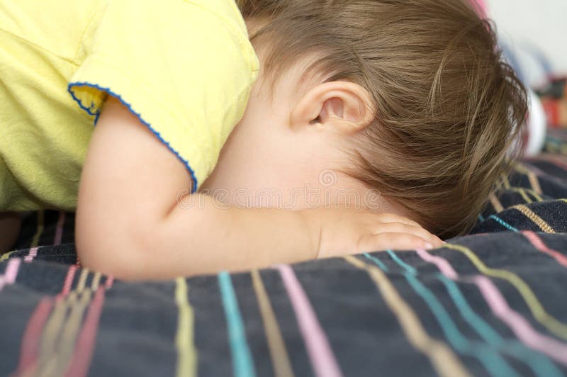 Menina que grita escondendo sua cara imagem de stock royalty free Menina que grita escondendo sua cara imagem de stock royalty free