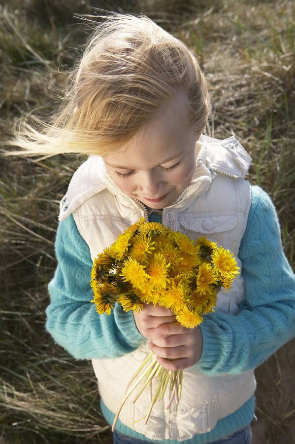 Menina que guarda o grupo de flores fora imagens de stock Menina que guarda o grupo de flores fora imagens de stock