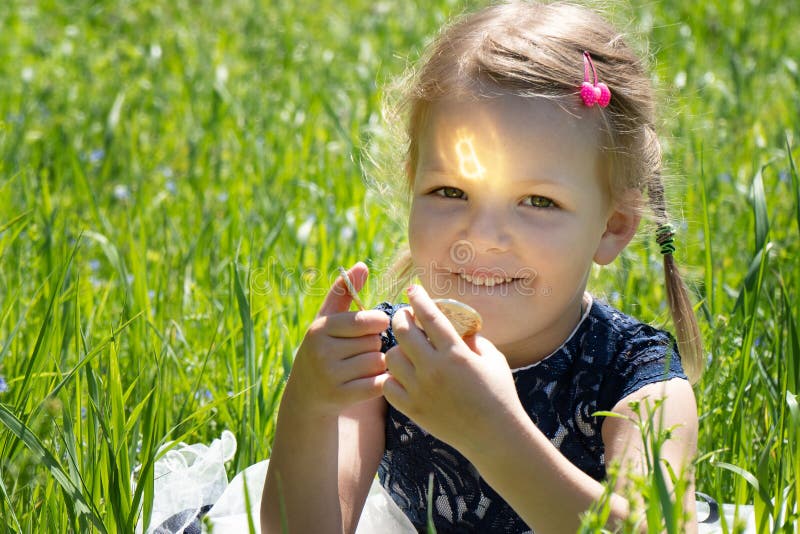 Menina que guarda uma moeda do cryptocurrency do bitcoin nas mãos Brincadeiras com as moedas de ouro que sentam-se na grama fotos de stock Menina que guarda uma moeda do cryptocurrency do bitcoin nas mãos Brincadeiras com as moedas de ouro que sentam-se na grama fotos de stock