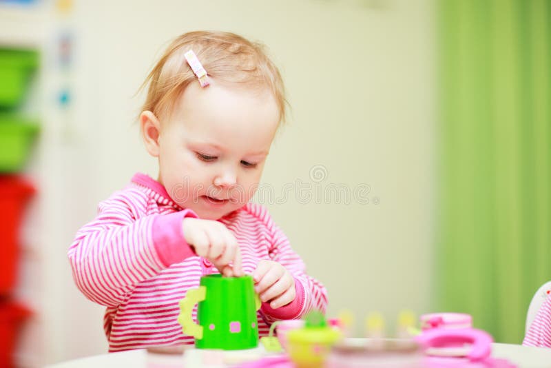 Garotinha Da Pré-escola Brincando Com Bonecas. Feliz E Excitante Festa De  Chá Infantil Com Brinquedos. Jogos De Papel Para Criança Foto de Stock -  Imagem de caucasiano, bonecas: 256652942