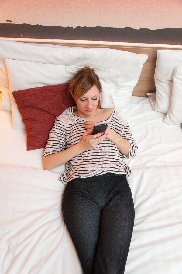 Menina que joga com telefone celular imagens de stock Menina que joga com telefone celular imagens de stock