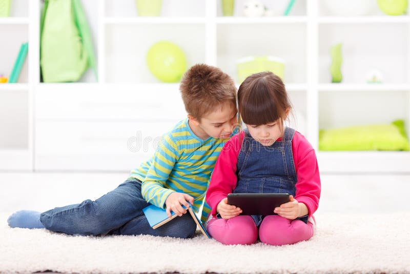 Menina que joga em um tablet pc foto de stock royalty free Menina que joga em um tablet pc foto de stock royalty free