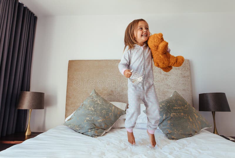 Menina que joga no quarto imagens de stock royalty free Menina que joga no quarto imagens de stock royalty free
