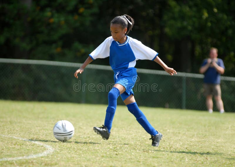 Menina que joga o futebol
