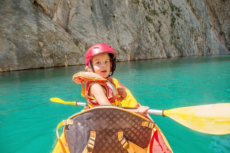 Menina que kayaking no rio bonito, tendo o divertimento e apreciando esportes fora Esporte de água e divertimento de acampamento imagem de stock Menina que kayaking no rio bonito, tendo o divertimento e apreciando esportes fora Esporte de água e divertimento de acampamento imagem de stock
