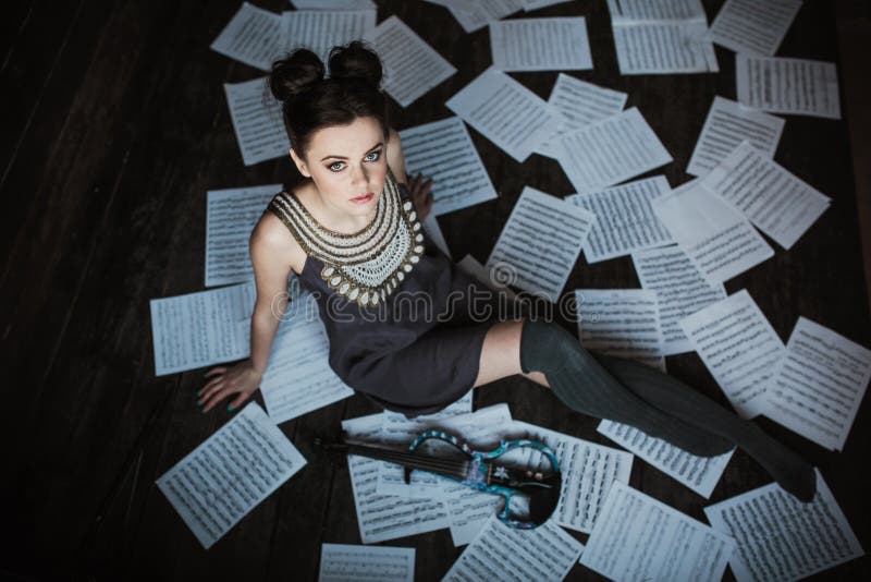 Menina que levanta e que guarda um violino imagens de stock royalty free Menina que levanta e que guarda um violino imagens de stock royalty free