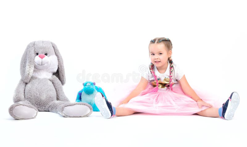 Menina que levanta junto com brinquedos grandes foto de stock royalty free