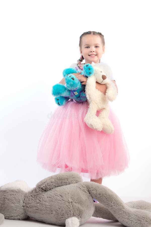 Menina que levanta junto com brinquedos grandes fotos de stock