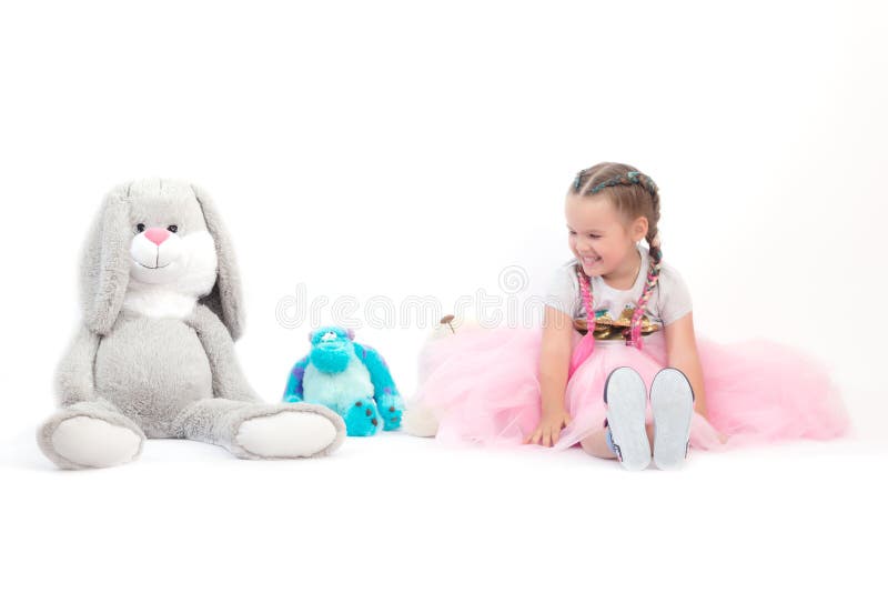 Menina que levanta junto com brinquedos grandes fotografia de stock royalty free