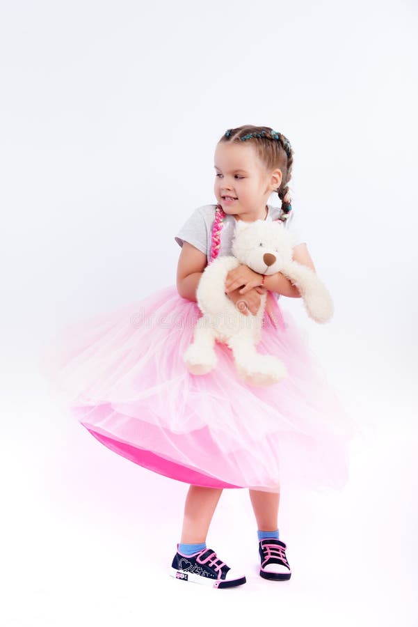 Menina que levanta junto com brinquedos grandes fotos de stock