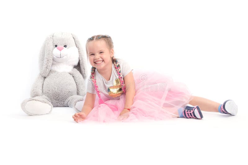 Menina que levanta junto com brinquedos grandes imagem de stock royalty free