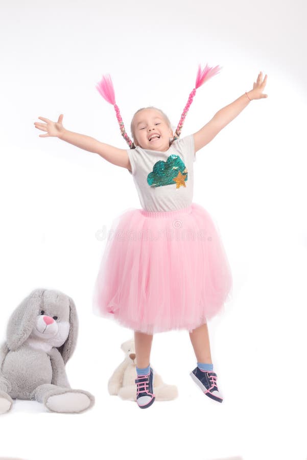 Menina que levanta junto com brinquedos grandes imagens de stock