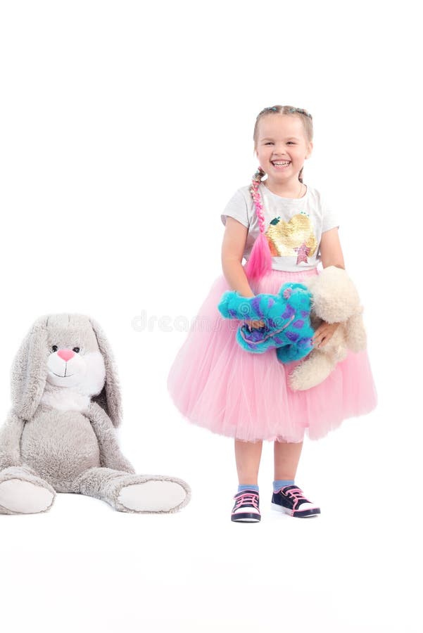 Menina que levanta junto com brinquedos grandes fotografia de stock royalty free