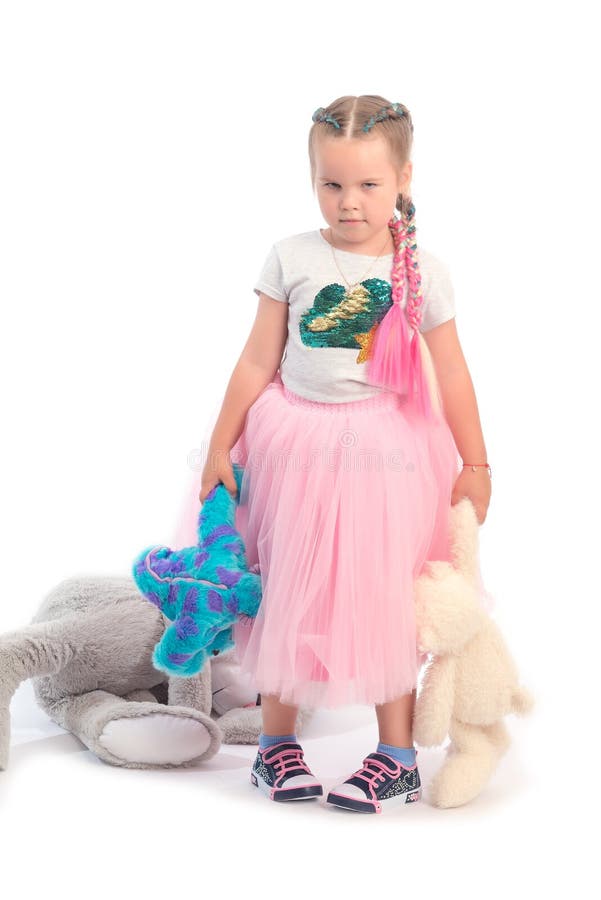 Menina que levanta junto com brinquedos grandes foto de stock royalty free