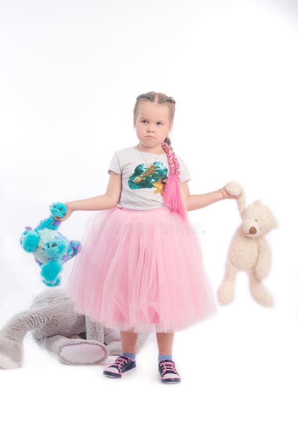 Menina que levanta junto com brinquedos grandes imagem de stock royalty free