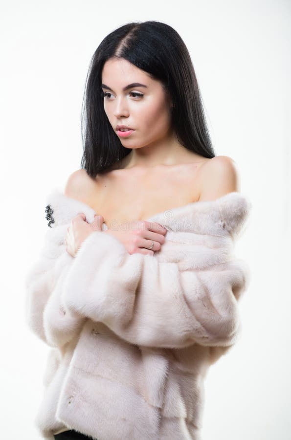 Menina que levanta o casaco de pele Os ombros nude atrativos da mulher vestem o revestimento curto Conceito da forma Desgaste ele fotografia de stock royalty free Menina que levanta o casaco de pele Os ombros nude atrativos da mulher vestem o revestimento curto Conceito da forma Desgaste ele fotografia de stock royalty free
