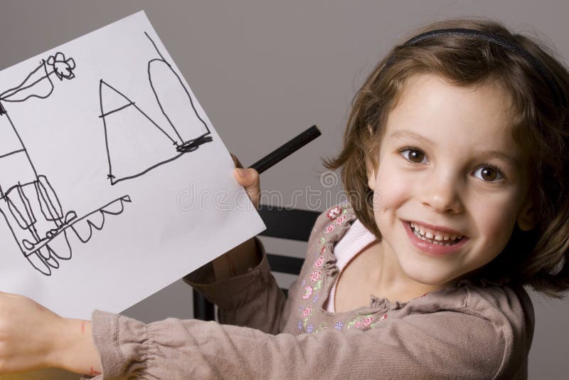 Menina a mostrar o seu desenho foto de stock royalty free