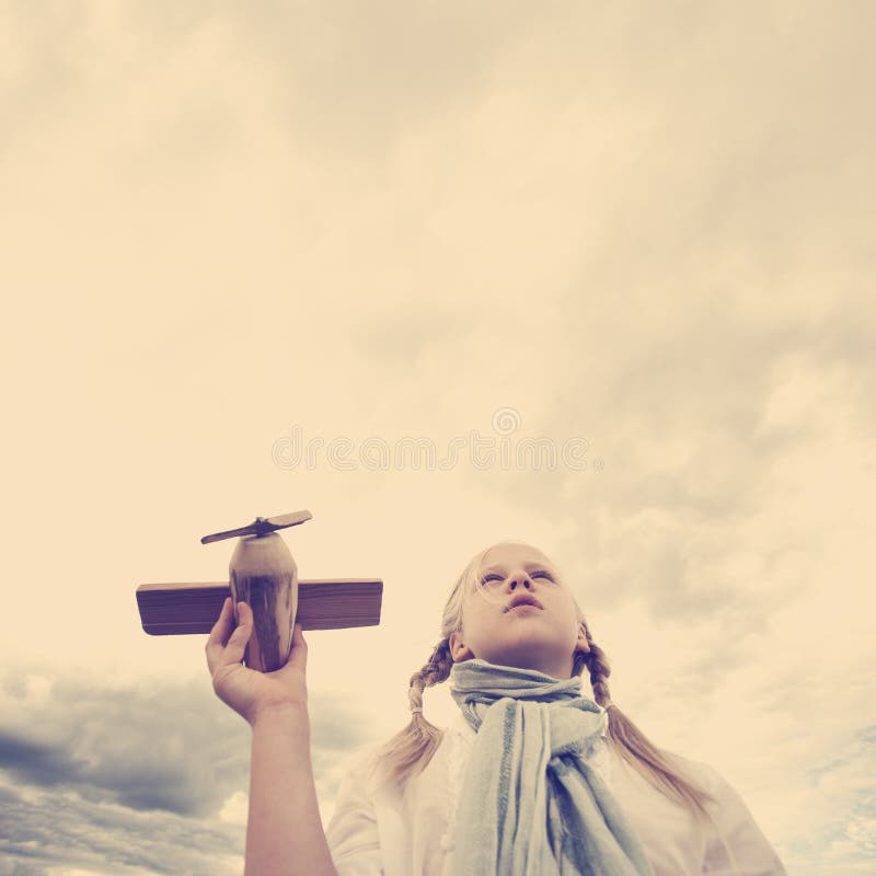 Menina que olha ao céu - conceito futuro foto de stock Menina que olha ao céu - conceito futuro foto de stock