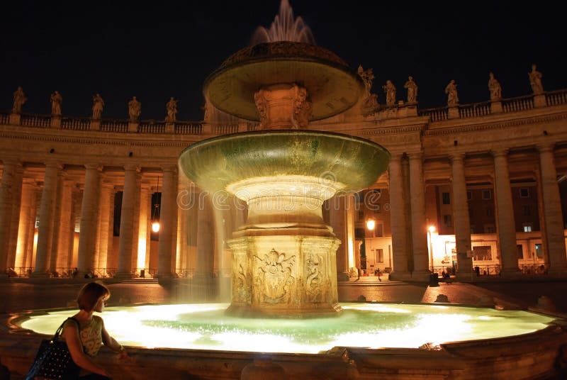 Menina que olha a fonte de Vatican na noite fotografia de stock royalty free Menina que olha a fonte de Vatican na noite fotografia de stock royalty free