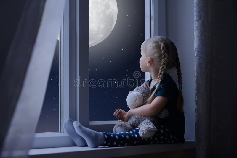 Menina que olha o céu e a lua estrelados