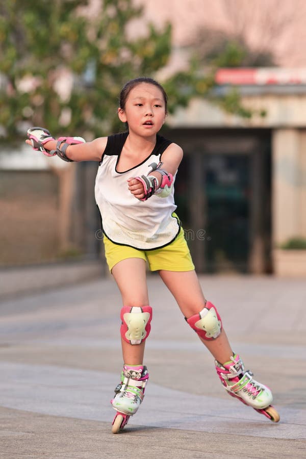 Menina Que Pratica Inline Patinar, Pequim, China Imagem Editorial