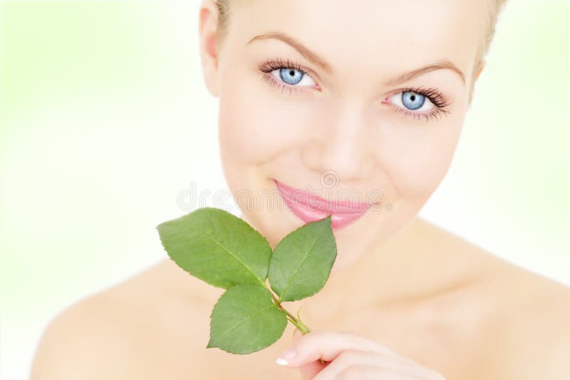 Menina que prende um galho fotografia de stock Menina que prende um galho fotografia de stock