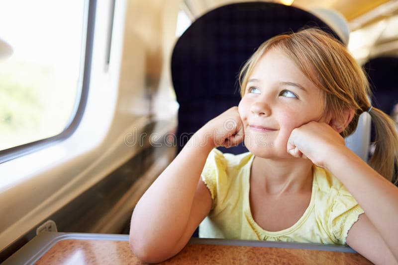 Menina que relaxa na viagem de trem foto de stock royalty free Menina que relaxa na viagem de trem foto de stock royalty free